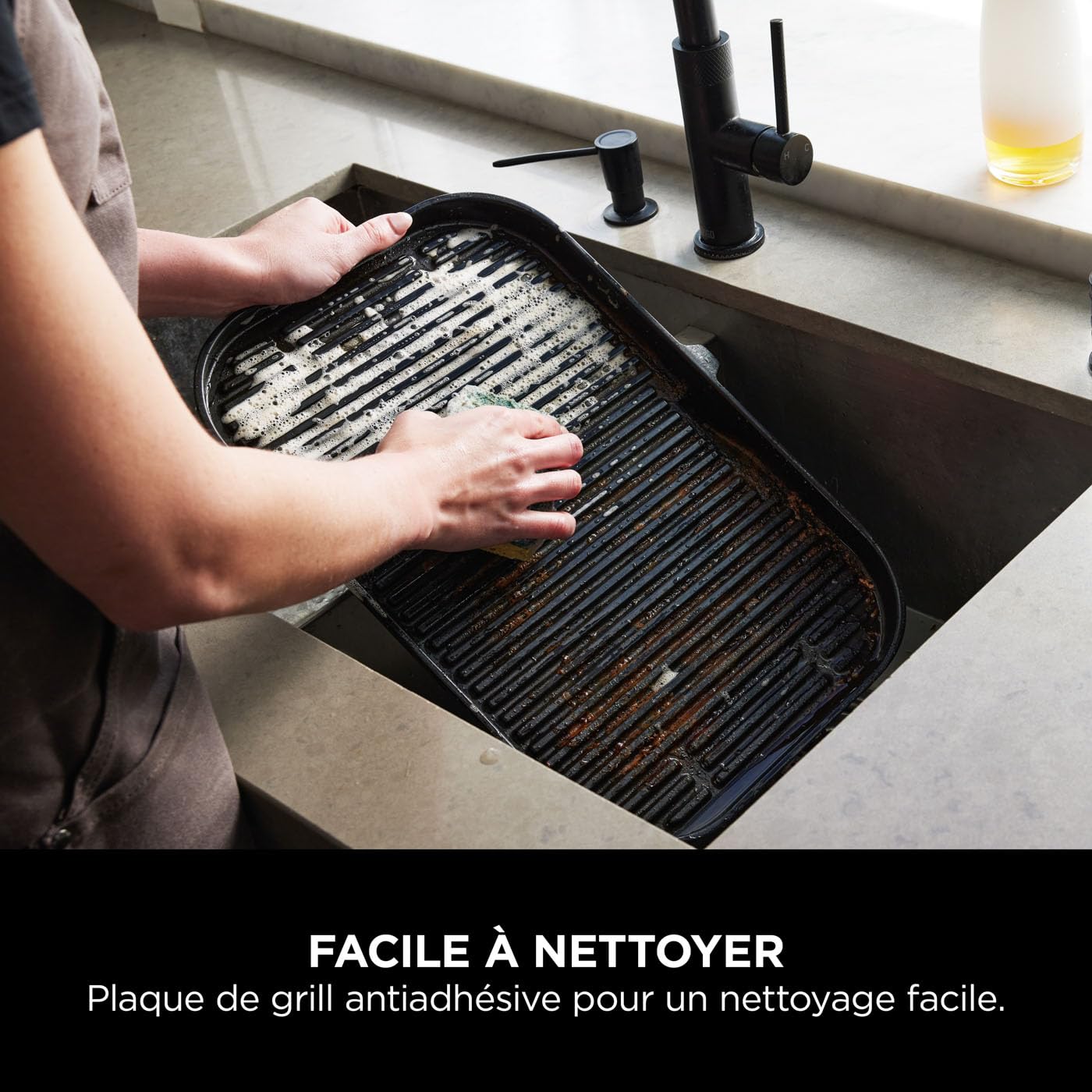 Ninja Woodfire Pro Connect XL BBQ Électrique Grill & Fumoir, Contrôle via App, Sonde Numérique, Grill Extérieur 7-en-1 & Friteuse sans huile, Pellets de Bois, Résistant aux Intempéries, Noir OG901EU