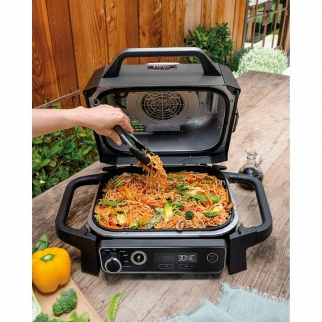 Ninja Woodfire Pro Connect XL BBQ Électrique Grill & Fumoir, Contrôle via App, Sonde Numérique, Grill Extérieur 7-en-1 & Friteuse sans huile, Pellets de Bois, Résistant aux Intempéries, Noir OG901EU
